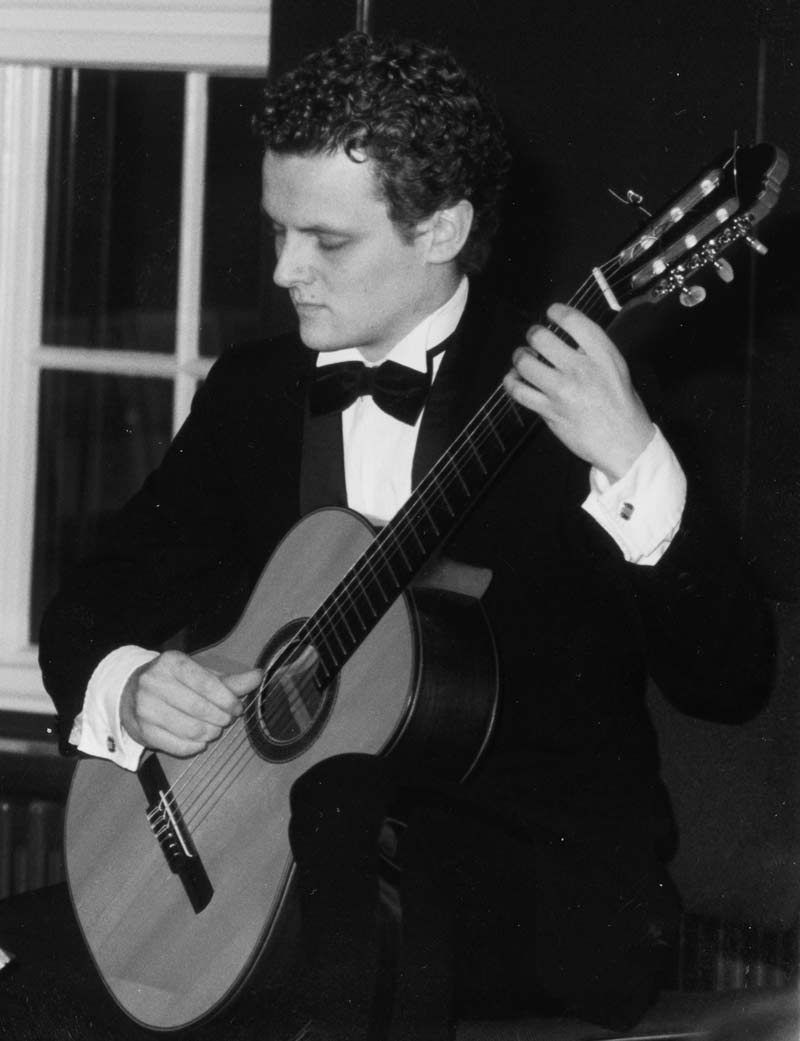 Kistján Eldjárn playing a guitar