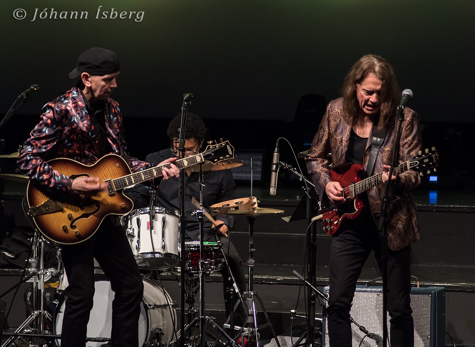 Robben Ford og Björn Thoroddsen spila á gítar